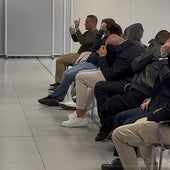 Los acusados de la red de narcos que introducía cocaína por el puerto de Valencia. Uno de los cabecillas, Fernando M. S., levanta la mano.