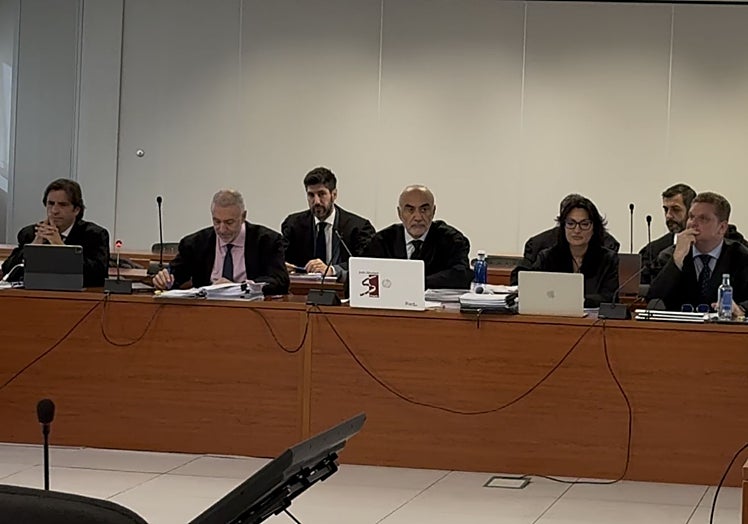 Los abogados de la defensa exponen las cuestiones previas al comienzo del juicio.