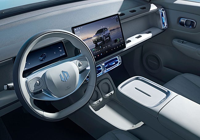 El puesto de mando está protagonizado por una pantalla de 8,8 pulgadas para la instrumentación y una central de 14,6 pulgadas.