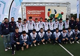 El equipo de la Comunitat con la medalla de bronce