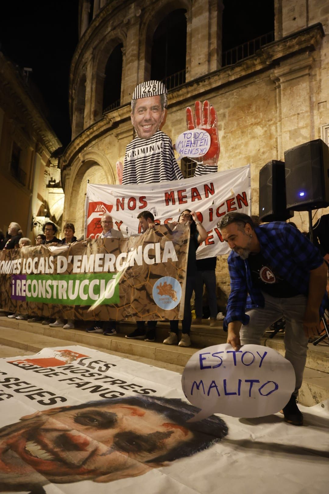 FOTOS | Protesta en la plaza de la Virgen para pedir la dimisión del Consell