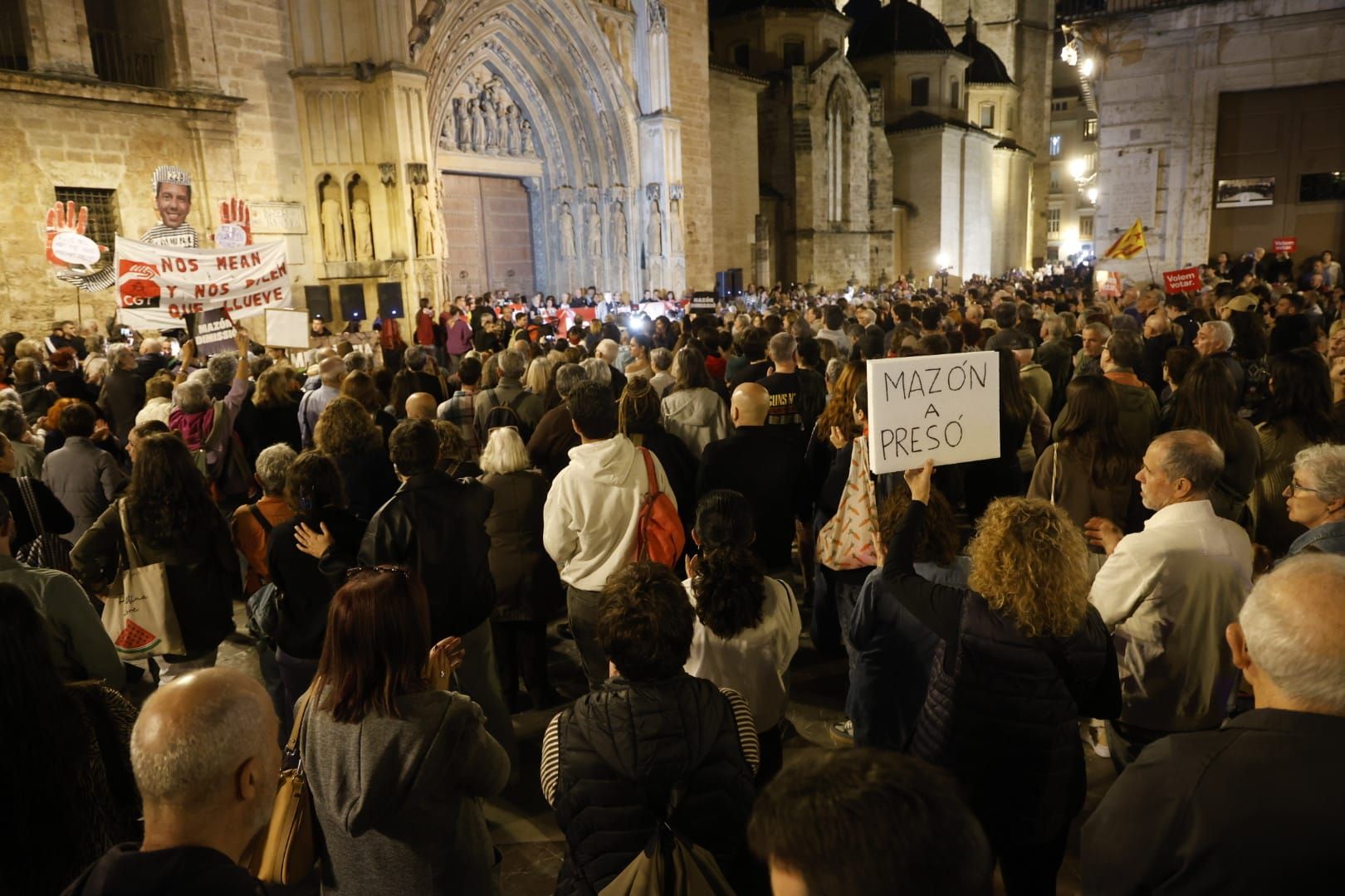 FOTOS | Protesta en la plaza de la Virgen para pedir la dimisión del Consell