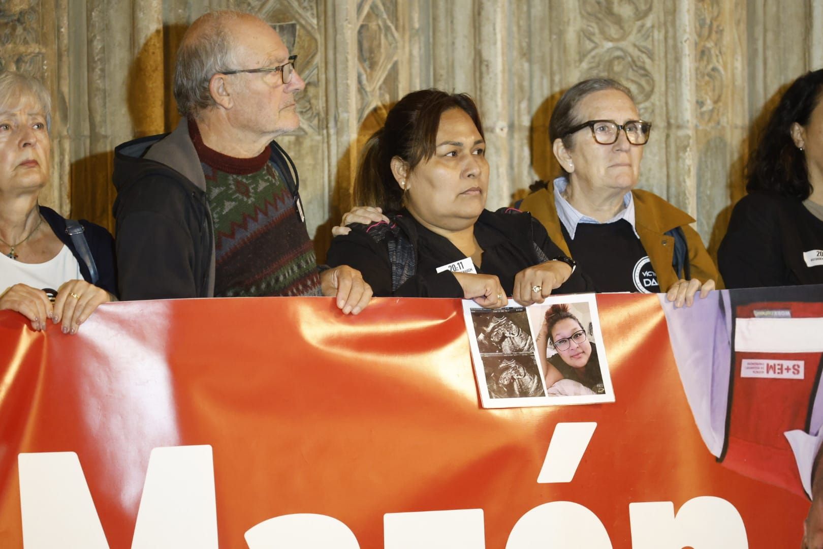 FOTOS | Protesta en la plaza de la Virgen para pedir la dimisión del Consell