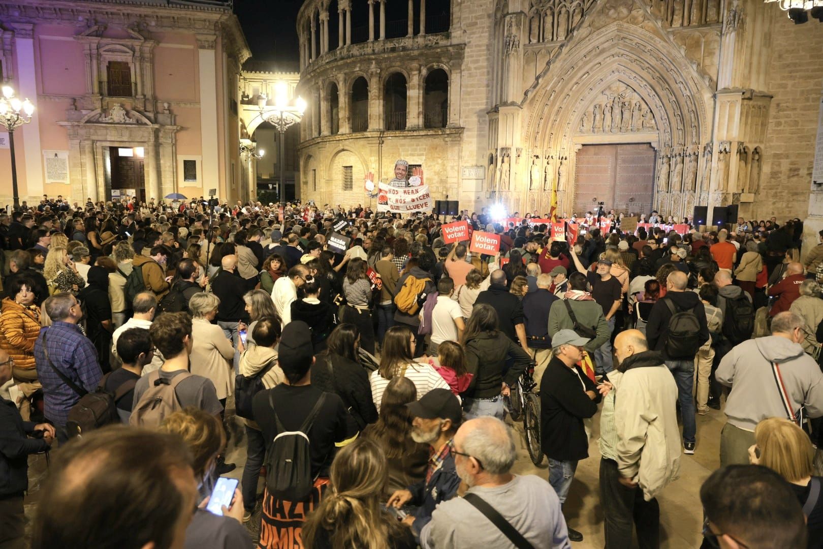 FOTOS | Protesta en la plaza de la Virgen para pedir la dimisión del Consell