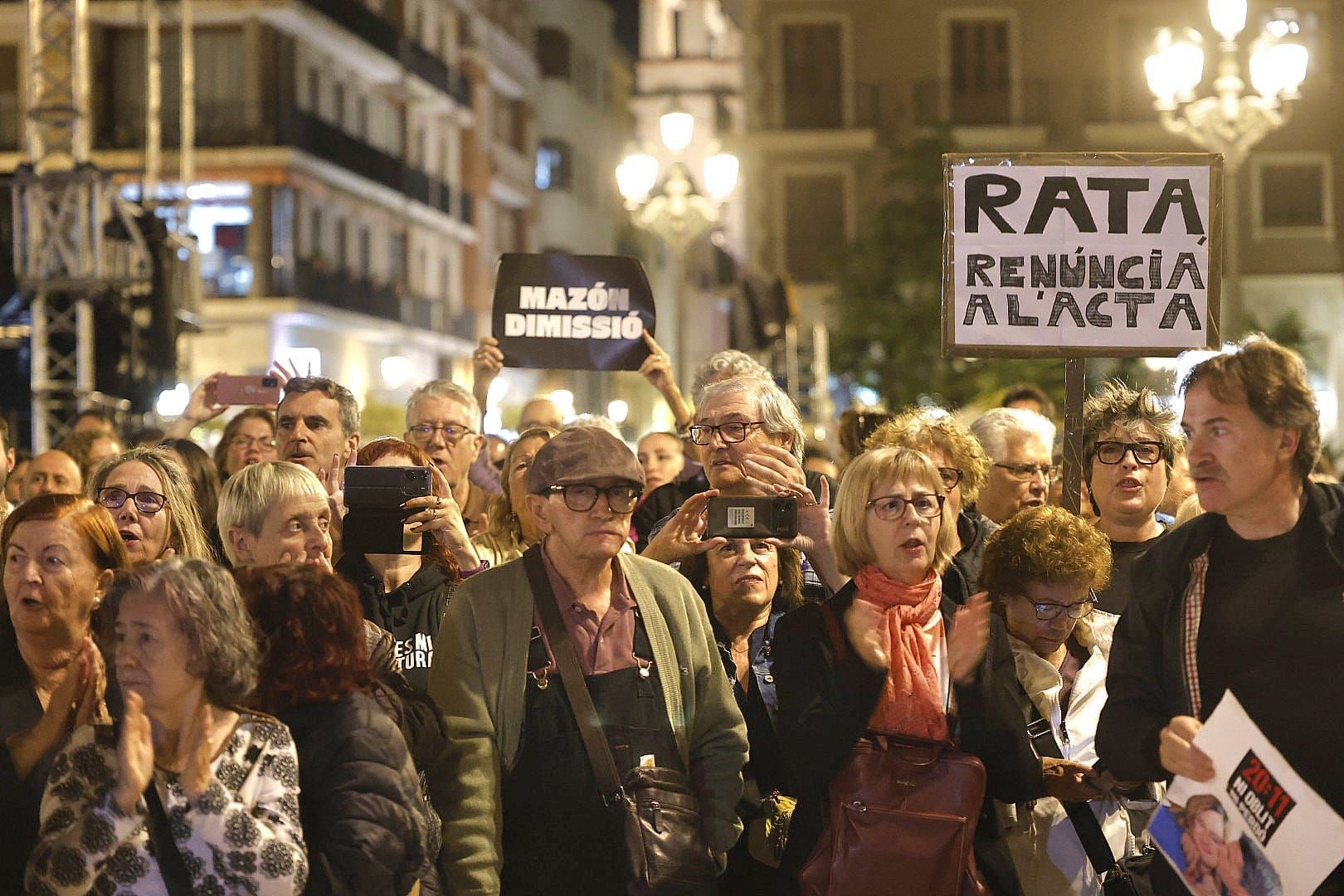 FOTOS | Protesta en la plaza de la Virgen para pedir la dimisión del Consell