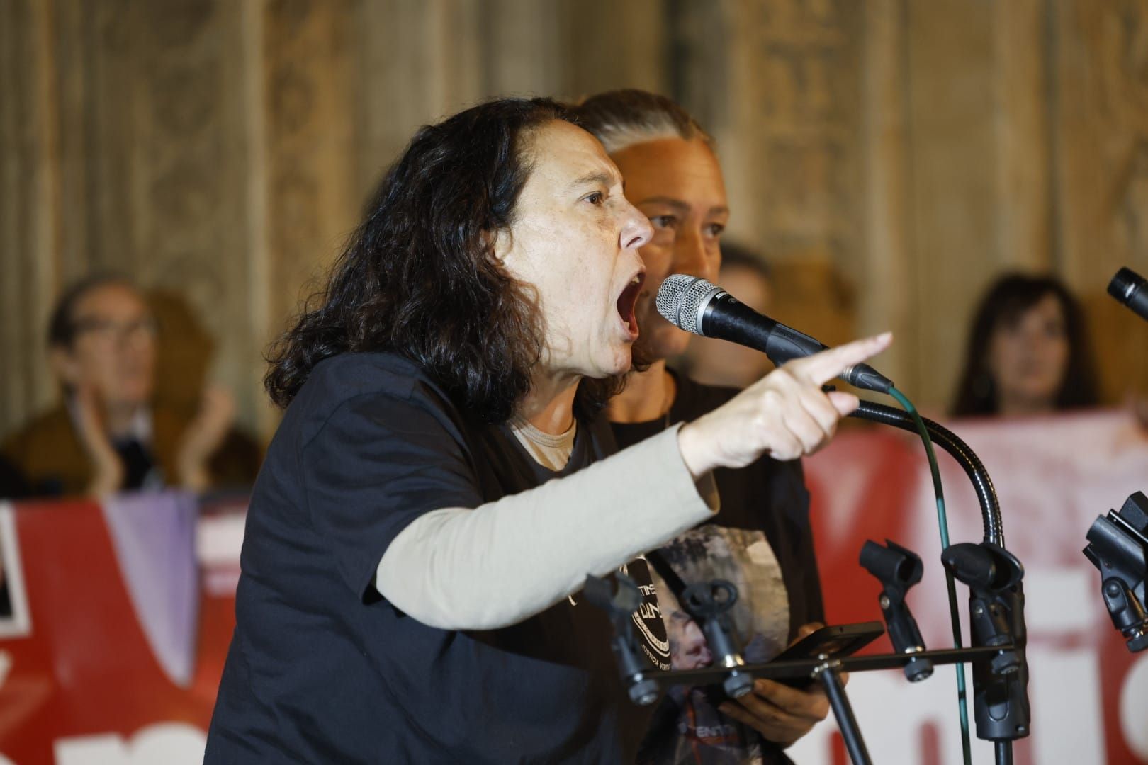 FOTOS | Protesta en la plaza de la Virgen para pedir la dimisión del Consell