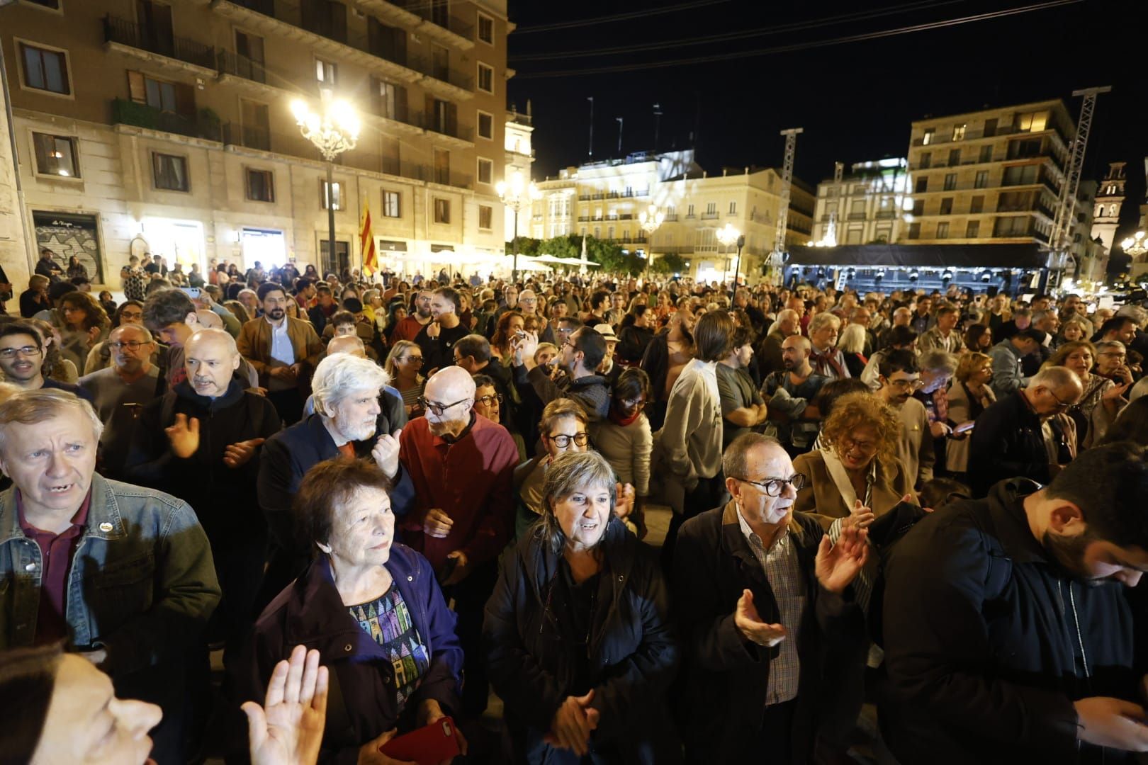 FOTOS | Protesta en la plaza de la Virgen para pedir la dimisión del Consell