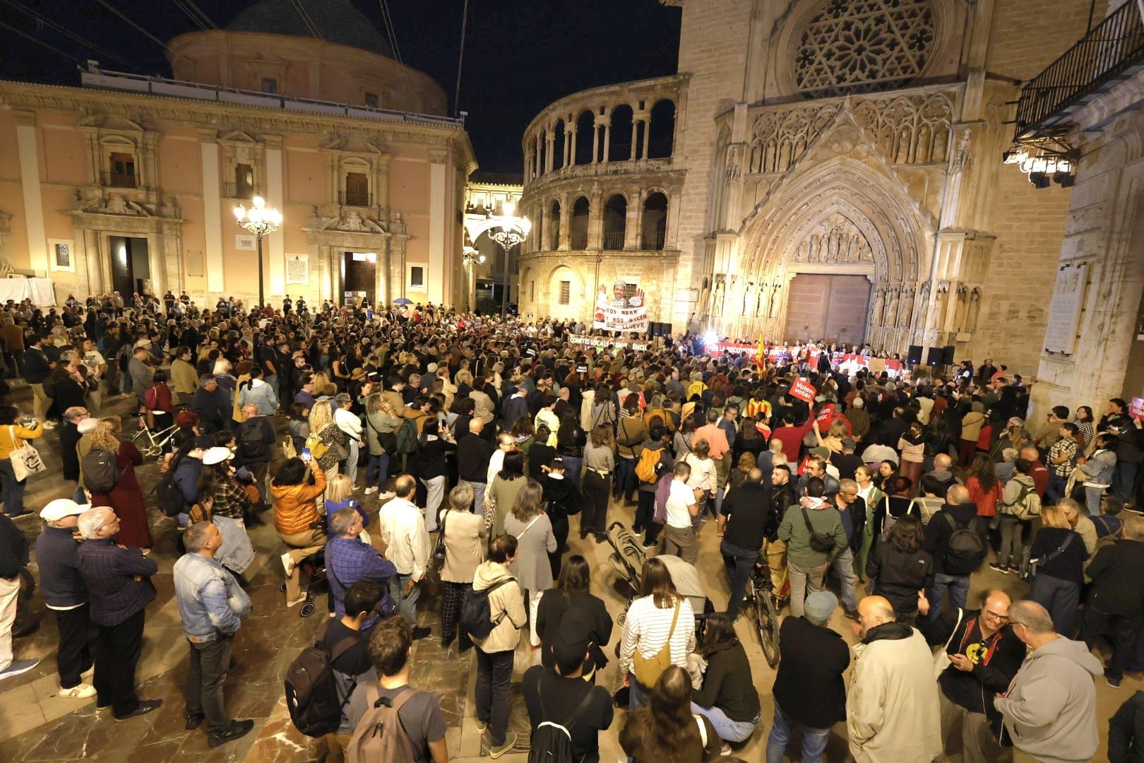 FOTOS | Protesta en la plaza de la Virgen para pedir la dimisión del Consell
