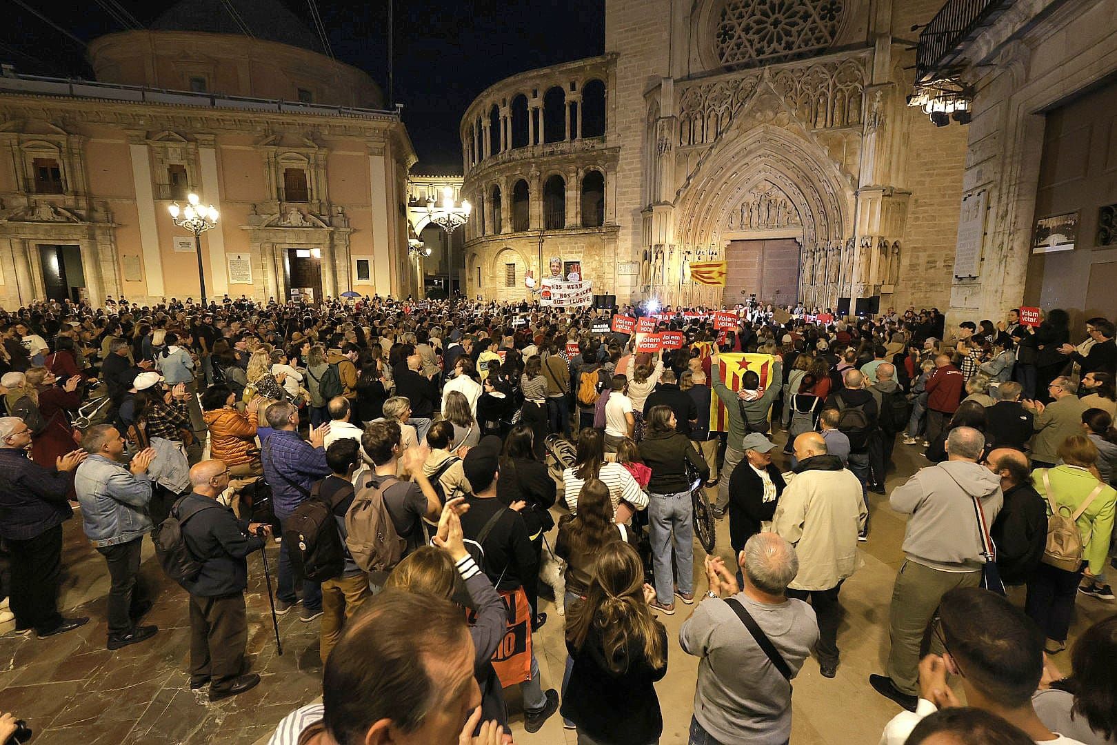 FOTOS | Protesta en la plaza de la Virgen para pedir la dimisión del Consell