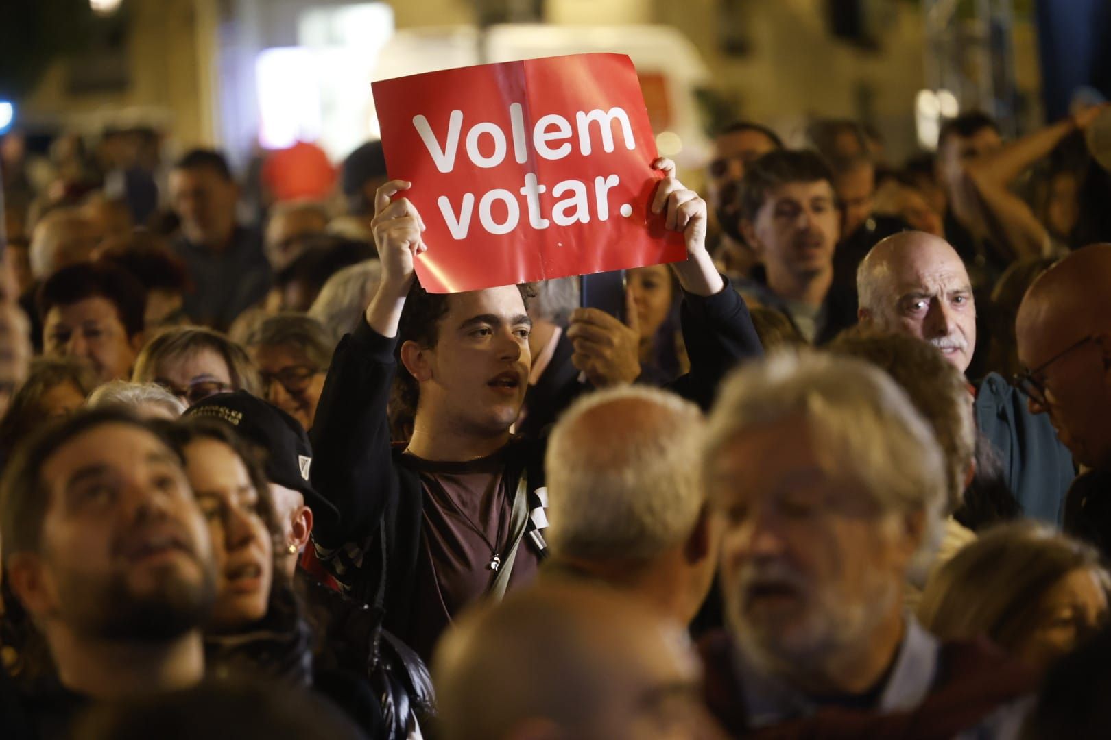 FOTOS | Protesta en la plaza de la Virgen para pedir la dimisión del Consell