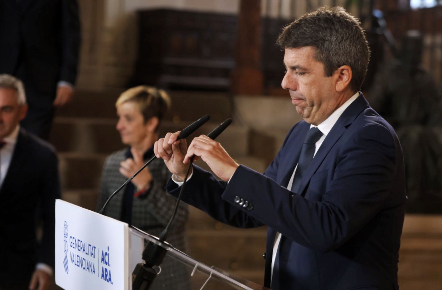 Fotos de la comparecencia de Carlos Mazón en el Palau de la Generalitat