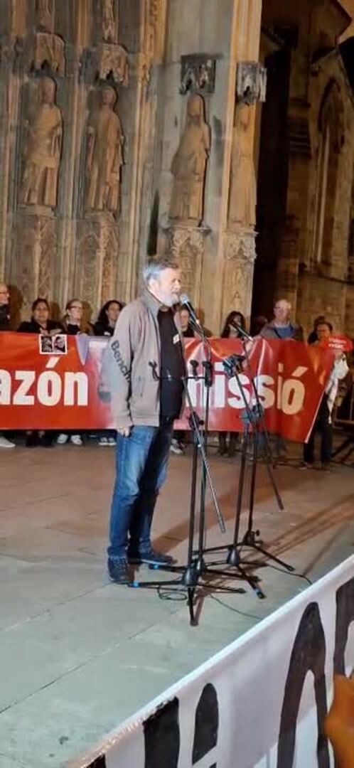 Concentración en la plaza de la Virgen para pedir la dimisión del Consell tras la salida de Mazón