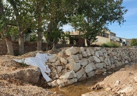 Tramo de escollera construido en el Magro junto a Hortunas.