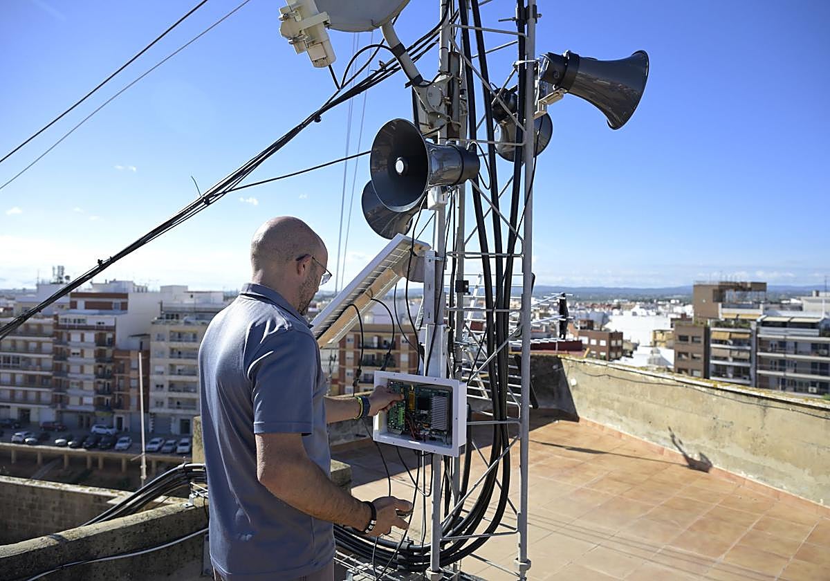 Un técnico prueba el apartado de megafonía este lunes.