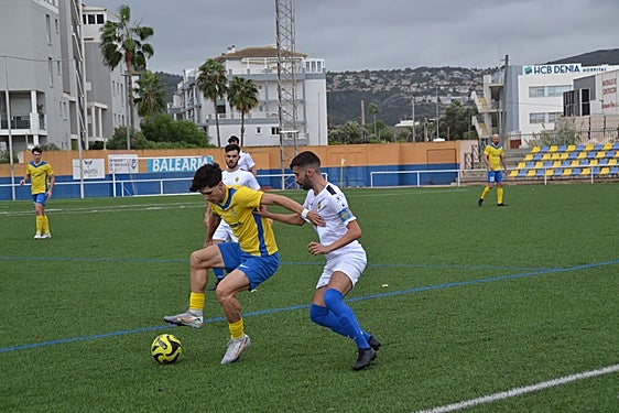 Ángel, jugador dianense controlando el balón.