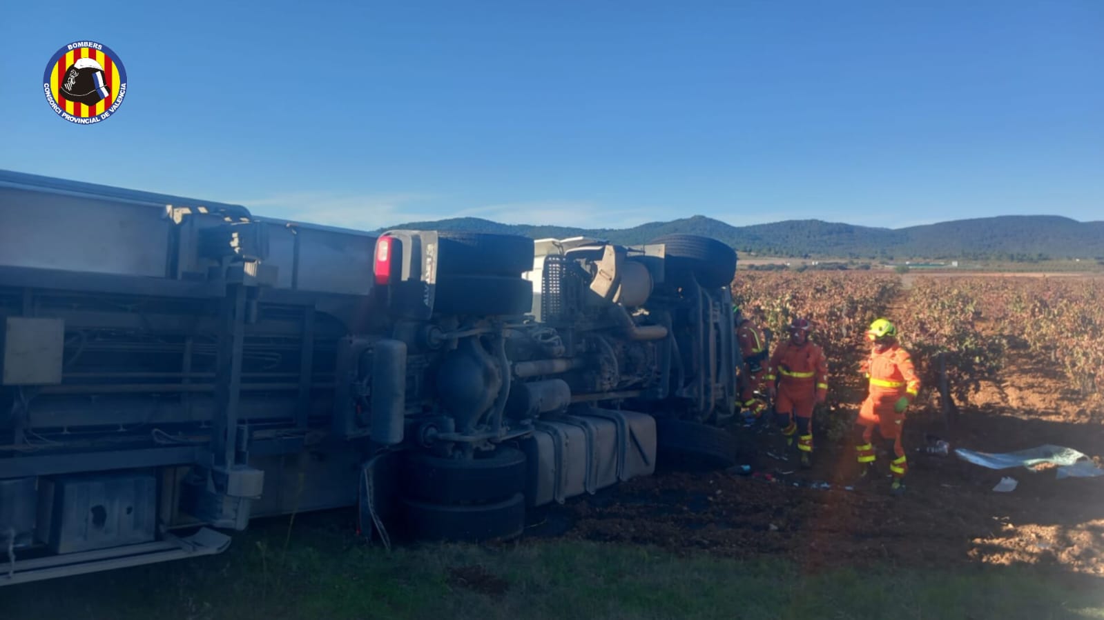 Momento en el que los efectivos de bomberos proceden a excarcelar al conductor del camión.