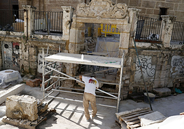 Preparación de los trabajos de restauración de les Covetes de los Santos Juanes, muy cerca de la Lonja.