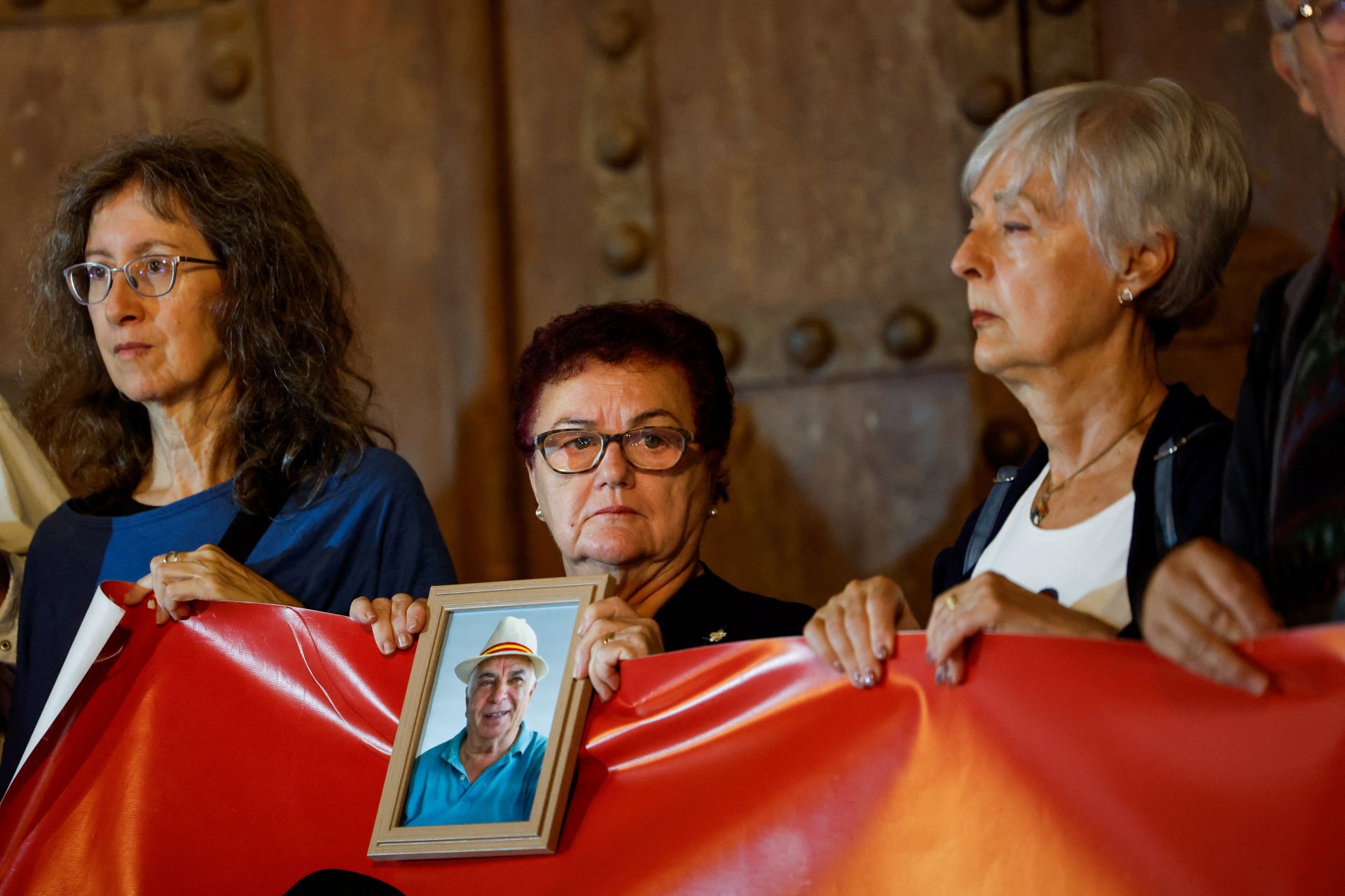 FOTOS | Protesta en la plaza de la Virgen para pedir la dimisión del Consell