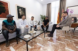 El alcale de Gandia conversa con los cuatro hombres.