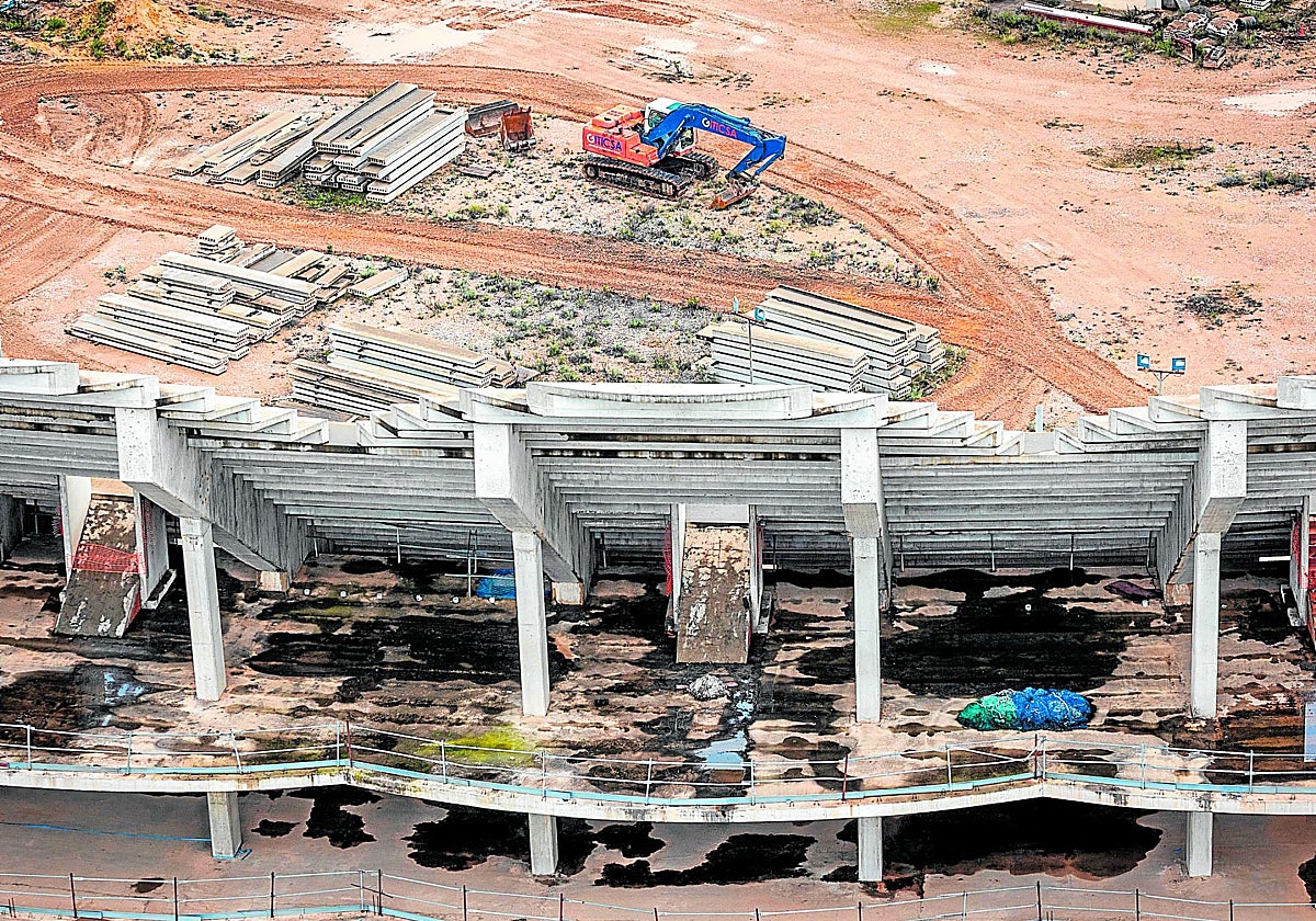 Una máquina trabaja en el interior del nuevo estadio del Valencia en la avenida Cortes Valencianas.