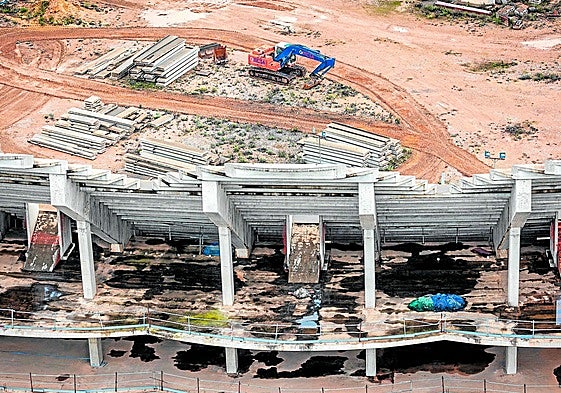 Una máquina trabaja en el interior del nuevo estadio del Valencia en la avenida Cortes Valencianas.