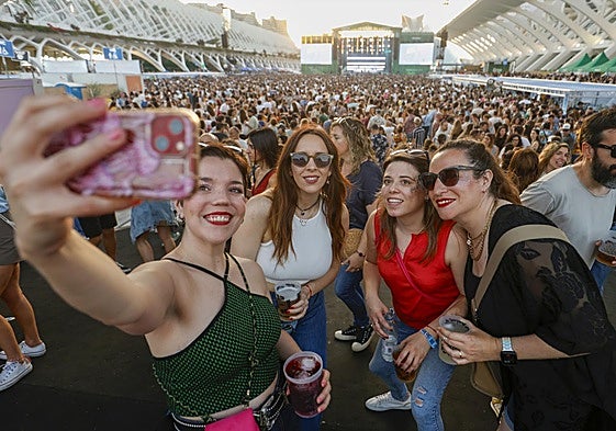 Cuatro asistentes al Festival de Les Arts se hacen un selfie durante la edición de este año.