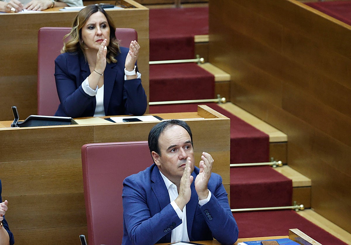 Pérez Llorca, en su escaño de Les Corts. Detrás, María José Catalá.