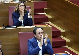 Pérez Llorca, en su escaño de Les Corts. Detrás, María José Catalá.