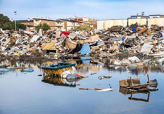 Parte del solar donde se acopian residuos en Paiporta.