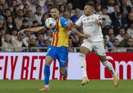 Copete disputando un balón con Mbappé.
