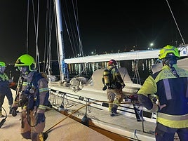 Los bomberos, junto al barco.