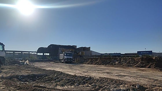 Derruyen una antigua fábrica junto al Magro en l'Alcúdia y el cauce duplica su anchura