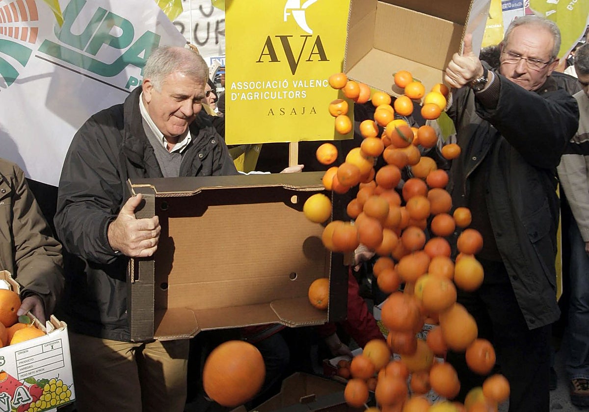 Imagen de archivo de Cristóbal Aguado (derecha) en una protesta