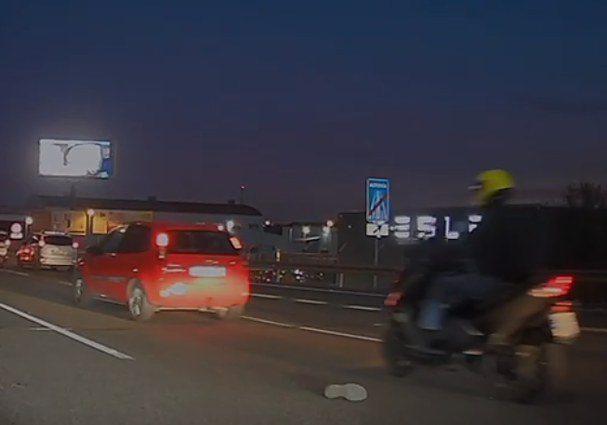 Una zapatilla de la víctima en medio de la calzada.