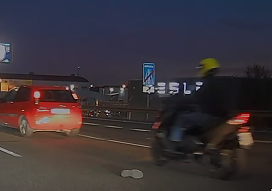 Una zapatilla de la víctima en medio de la calzada.