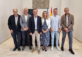 Foto de familia tras la firma del acuerdo.