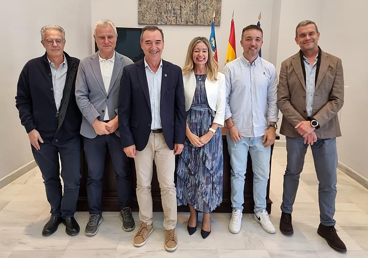 Foto de familia tras la firma del acuerdo.