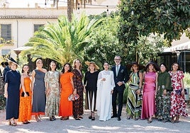 La novia lleva un vestido de Inuñez para Toussette, la tienda de José Puerta, a su lado en la fotografía, donde posa también con amigas y familiares.