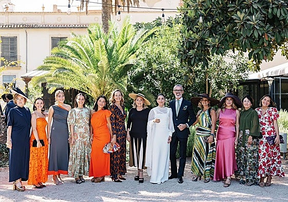 La novia lleva un vestido de Inuñez para Toussette, la tienda de José Puerta, a su lado en la fotografía, donde posa también con amigas y familiares.
