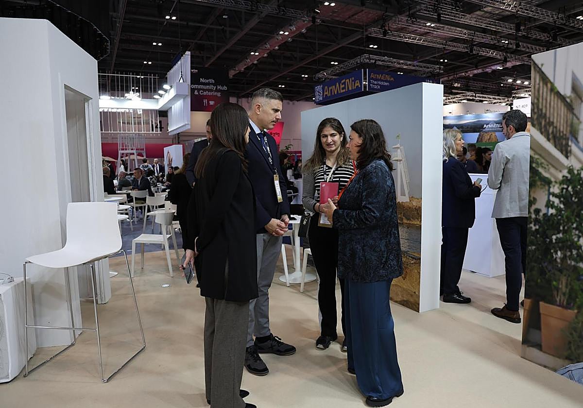 El alcalde de Cullera y la concejal de Turismo en Londres.