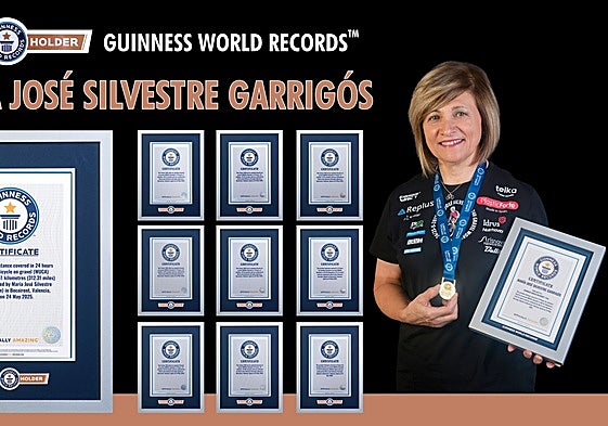 María José Silvestre sosteniendo su diploma del récord Guiness