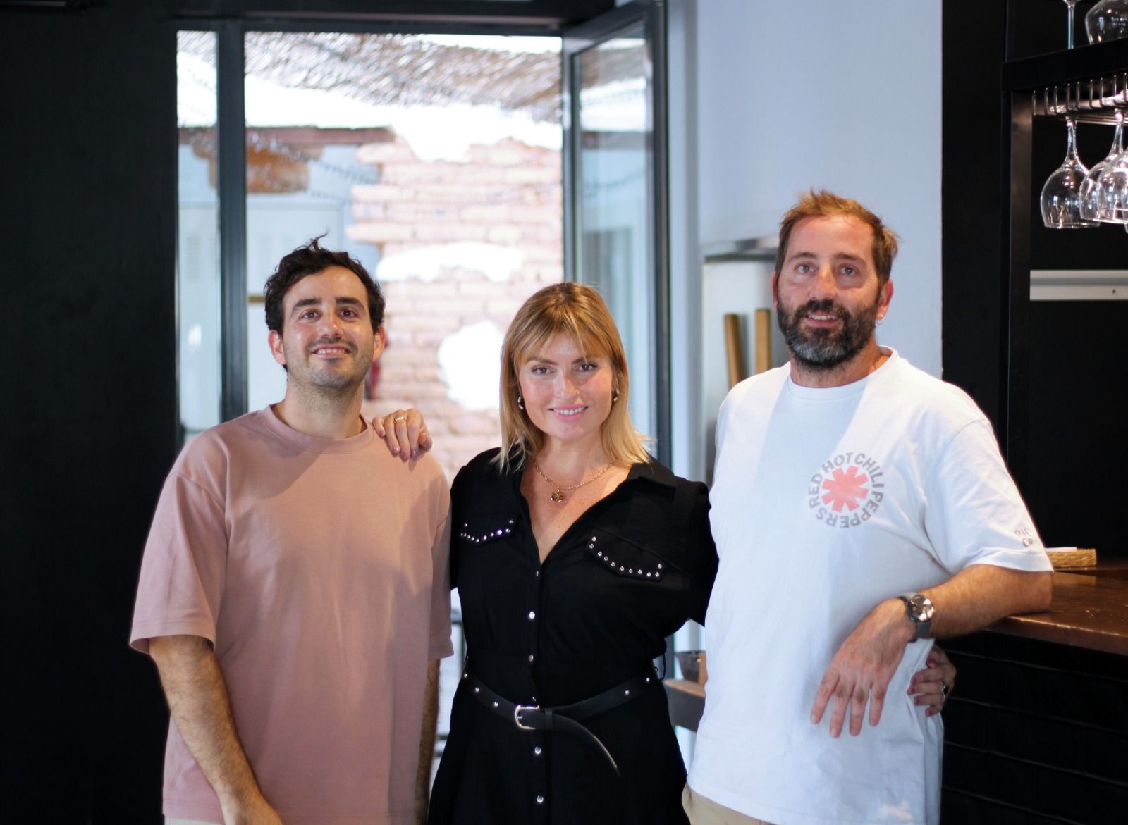 Jesús Toledo, Noemí López y Nacho Toledo en el restaurante la Gramola.