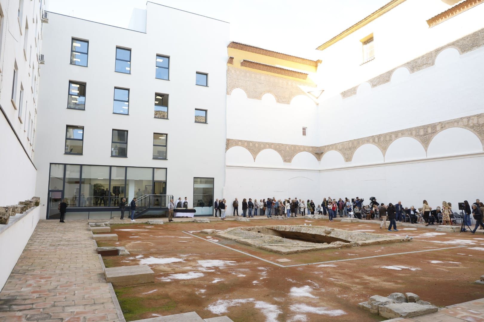 Fotos de María José Catalá en la presentación de un nuevo centro sociocultural en el barrio de El Pilar