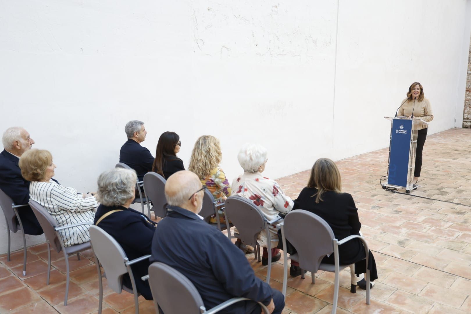 Fotos de María José Catalá en la presentación de un nuevo centro sociocultural en el barrio de El Pilar