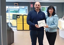 Entrega de la placa al director de la oficina.