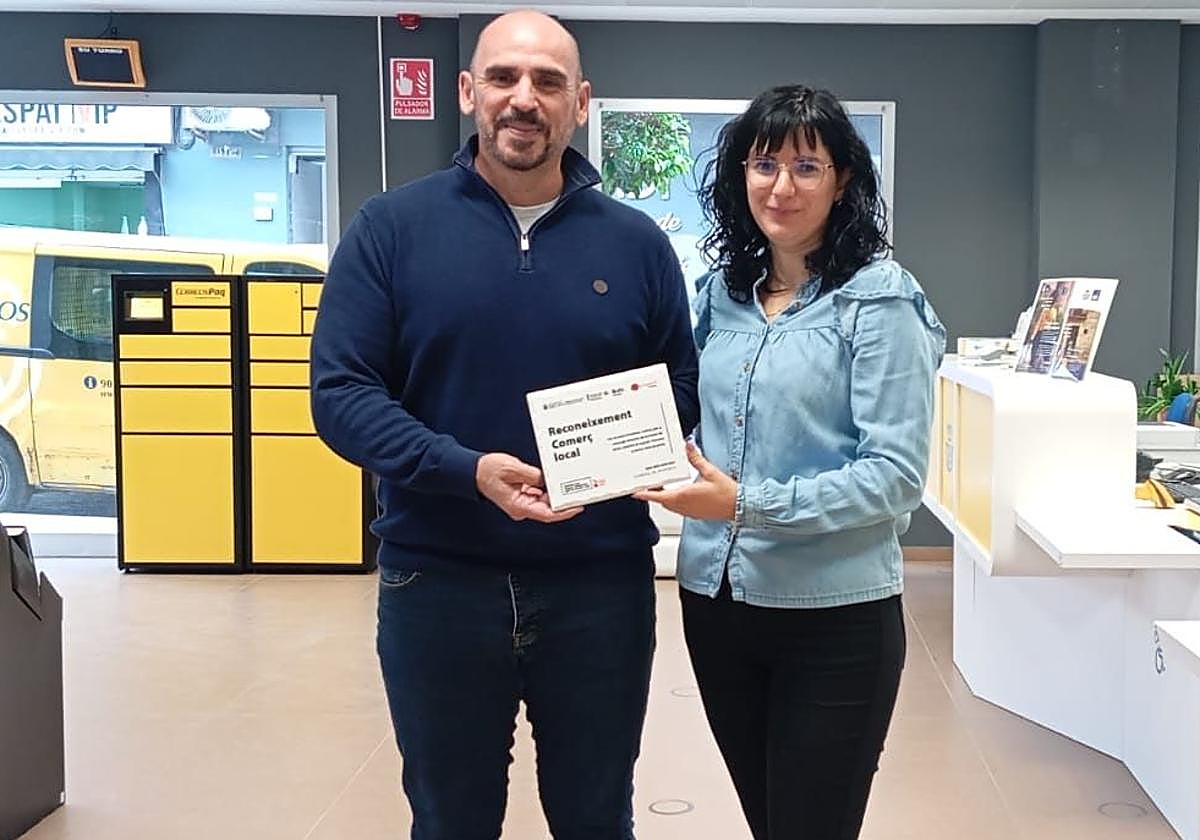 Entrega de la placa al director de la oficina.