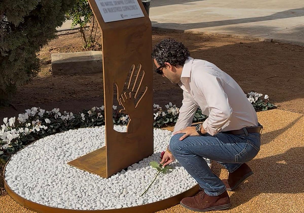 El alcalde Sagredo deposita una flor a los pies del monumento.