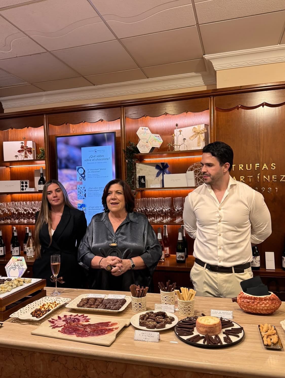 Teresa Ricart con sus hijos Rocío y Rafa Delgado.