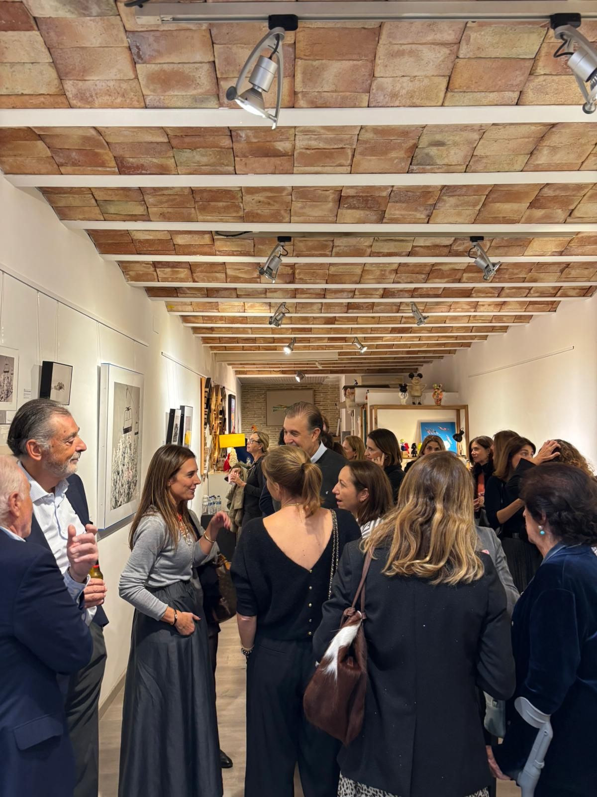 La galería Lupe Fullana se llenó de invitados en la inauguración.