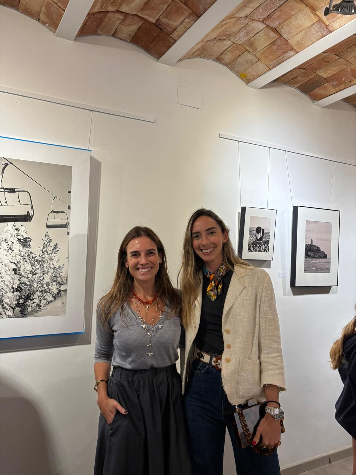 Amigas y familia no se perdieron la exposición de fotografías.
